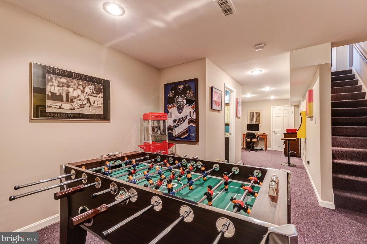 8303 Marketree Cir, Gaithersburg MD 20886-4919 exterior