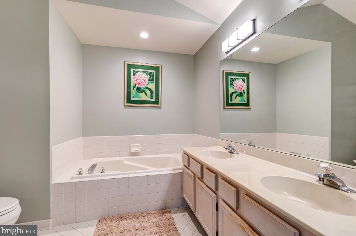 8303 Marketree Cir, Gaithersburg MD 20886-4919 exterior