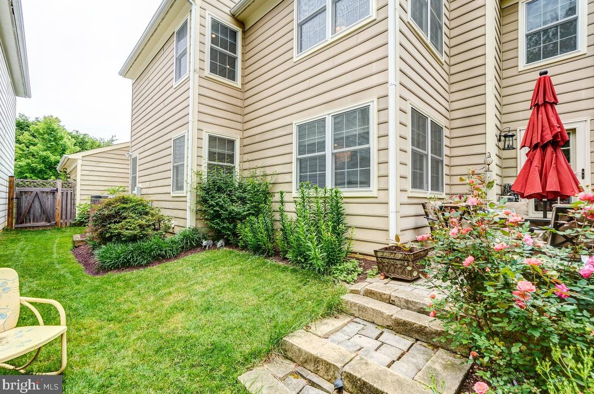 8303 Marketree Cir, Gaithersburg MD 20886-4919 exterior