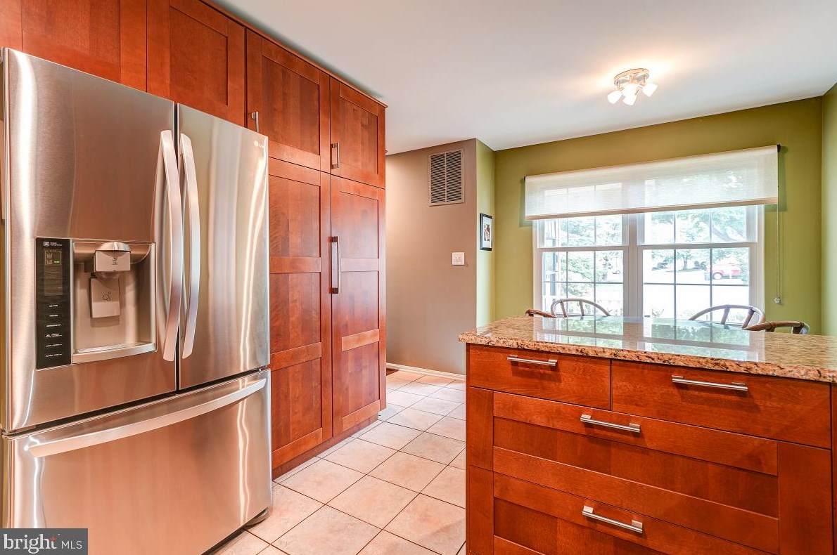 8303 Marketree Cir, Gaithersburg MD 20886-4919 exterior