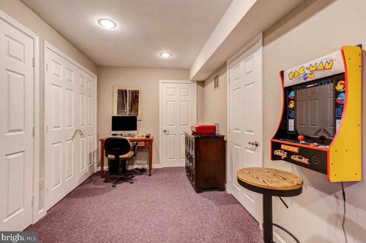 8303 Marketree Cir, Gaithersburg MD 20886-4919 exterior