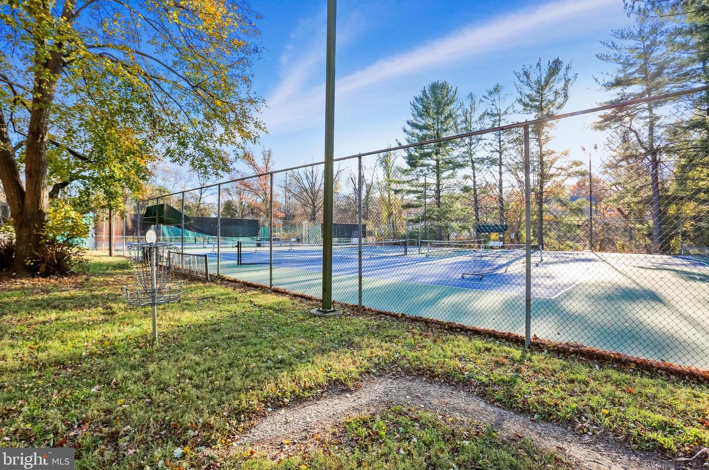 11104 Freas Dr, Gaithersburg MD 20878-2510 exterior