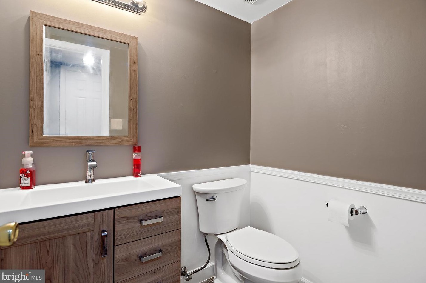 8465 Meadow Green Way, Gaithersburg MD  20877-3728 exterior