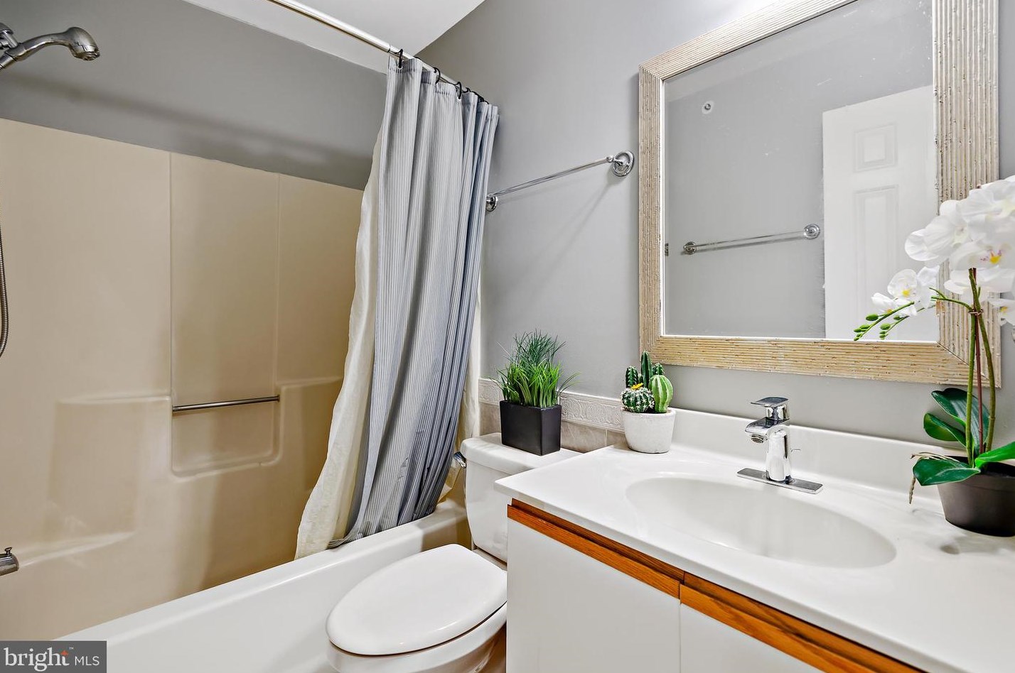 8465 Meadow Green Way, Gaithersburg MD  20877-3728 exterior