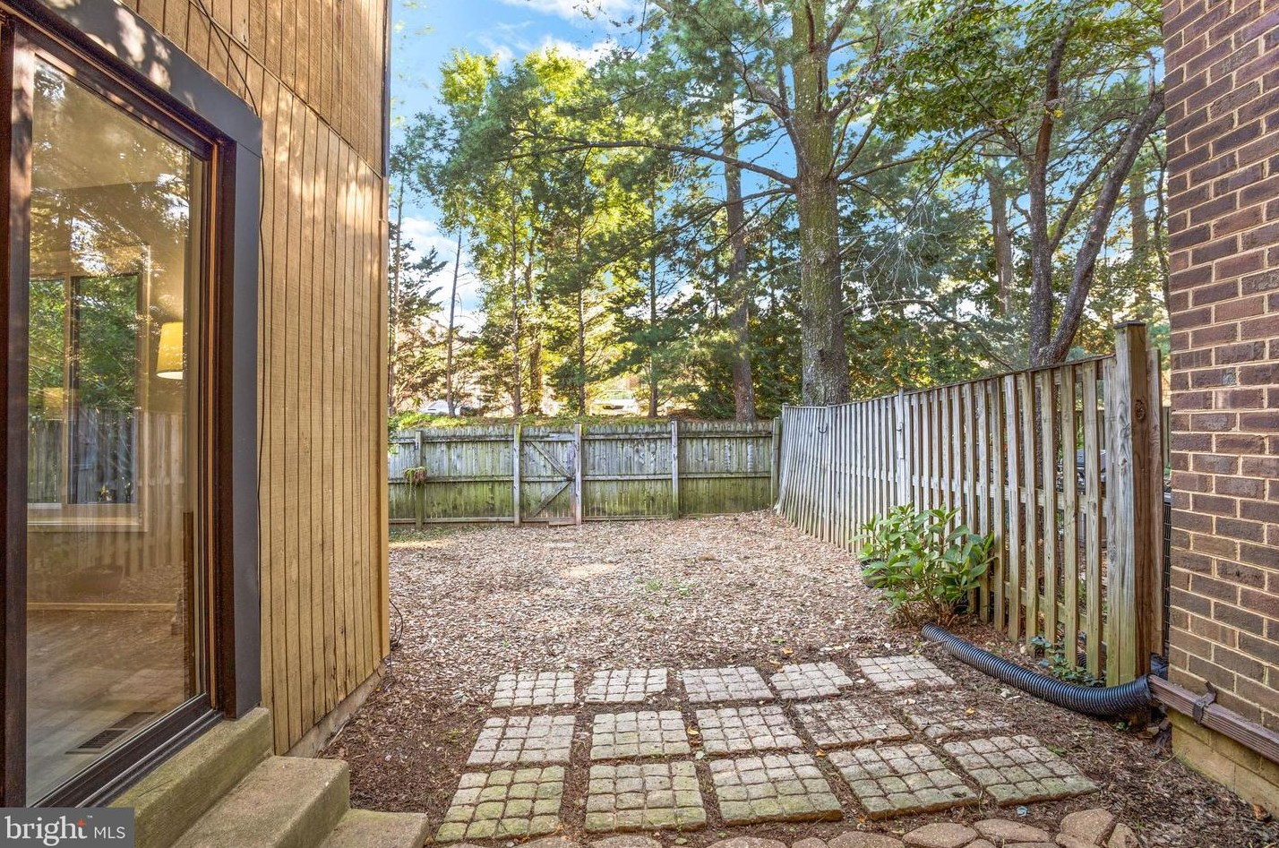 9830 Dairyton Ct, Gaithersburg MD 20886-1102 exterior