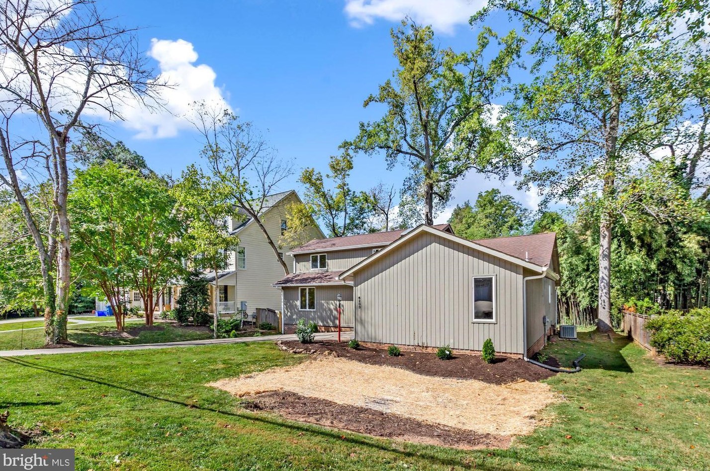 6203 Winston Dr, Bethesda MD  20817-5817 exterior