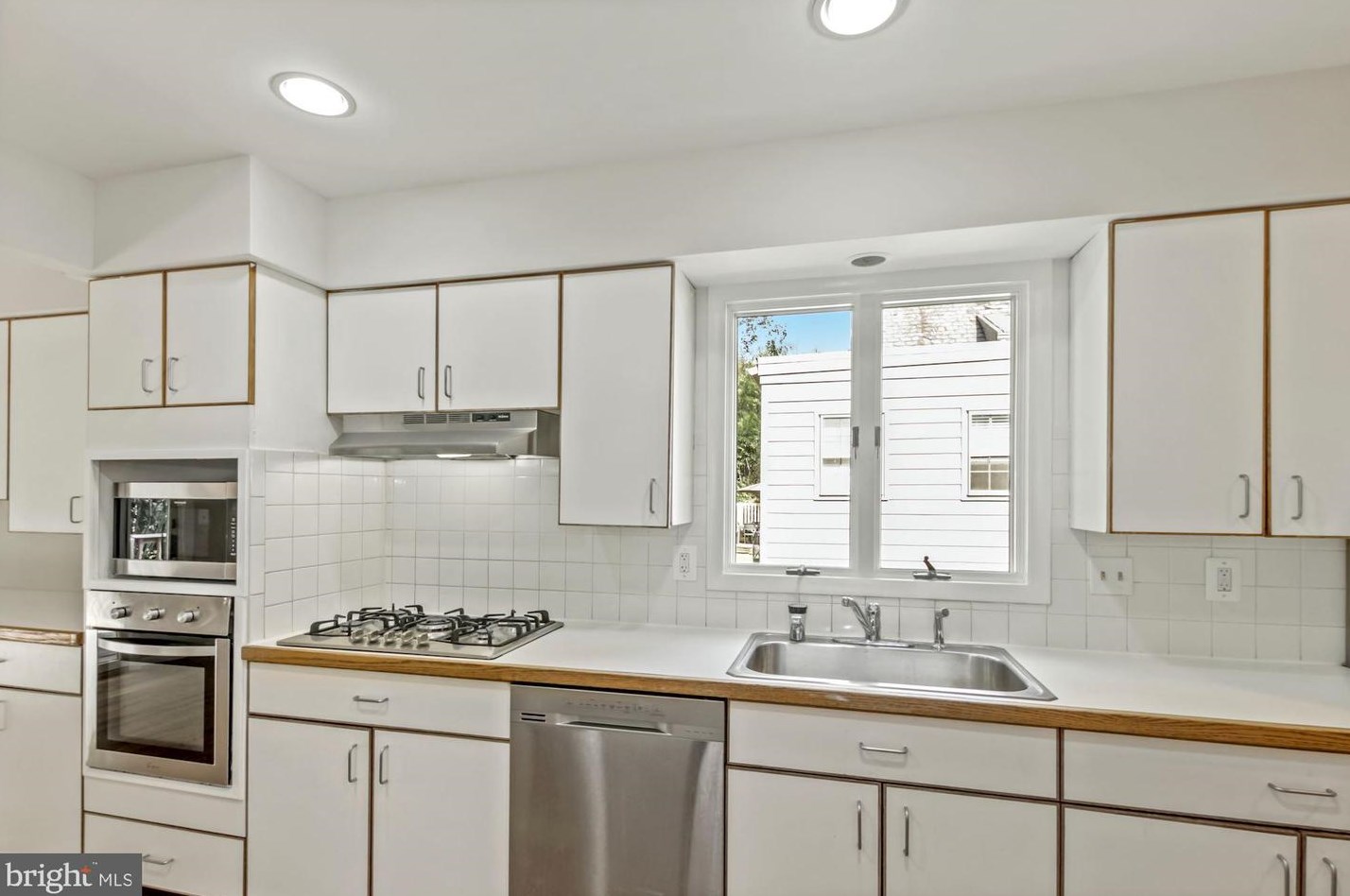 6203 Winston Dr, Bethesda MD  20817-5817 exterior