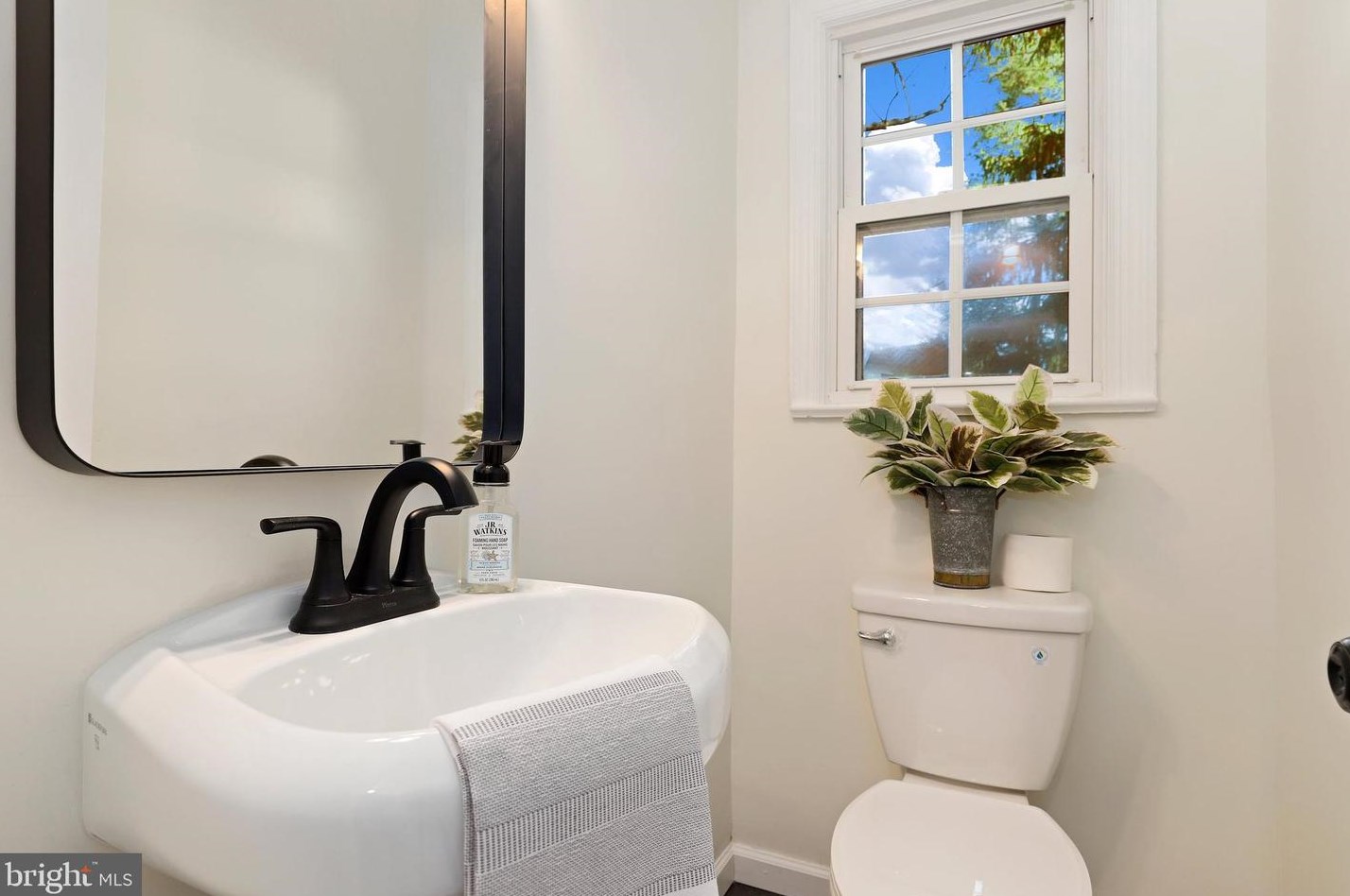 5909 Wilson Ln, Bethesda MD  20817-3854 exterior