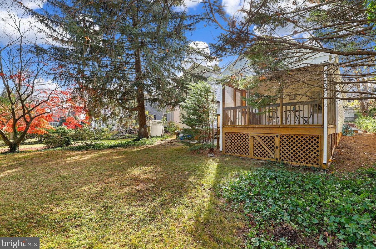 5909 Wilson Ln, Bethesda MD  20817-3854 exterior