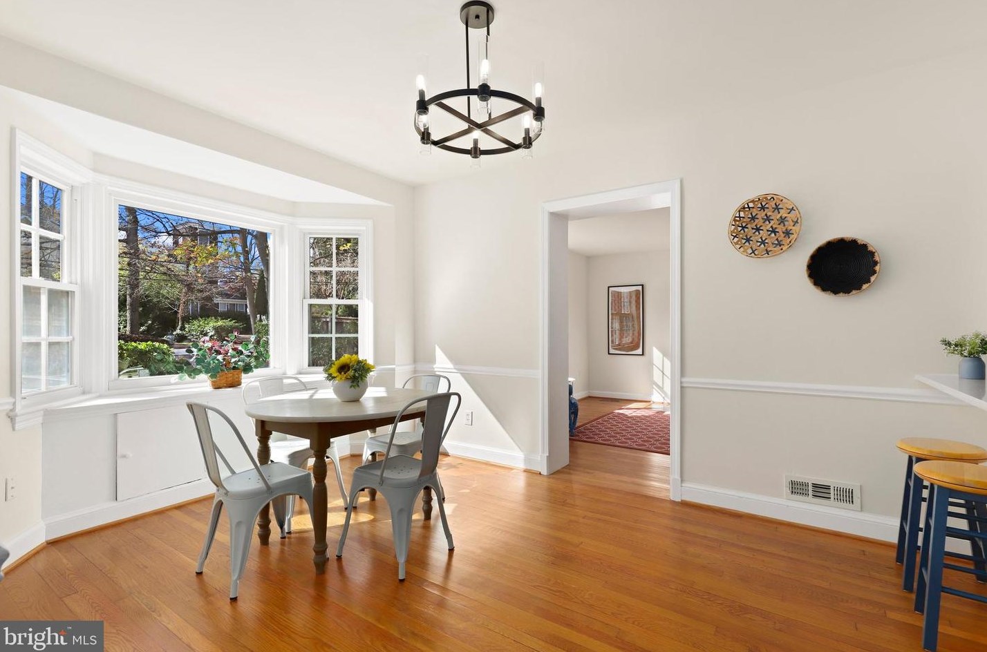 5909 Wilson Ln, Bethesda MD  20817-3854 exterior
