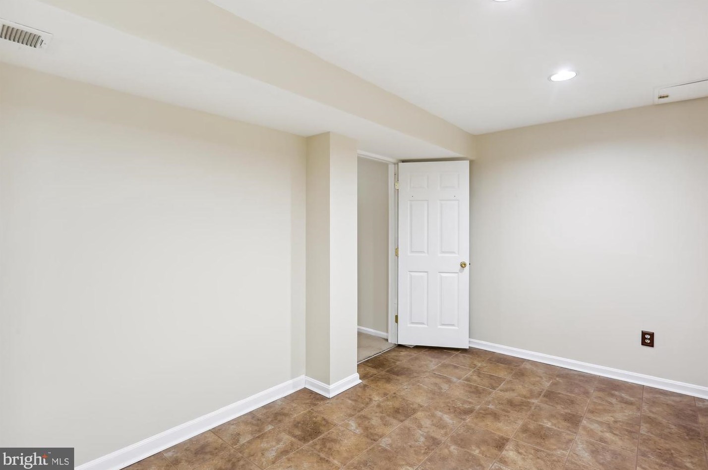 2 Linden Hall Ct, Gaithersburg MD  20877-3453 exterior