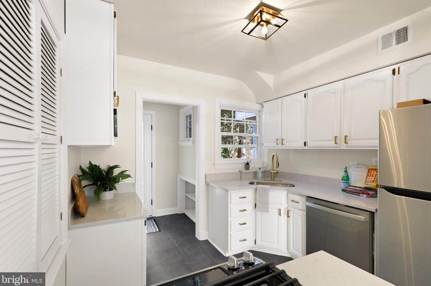 5909 Wilson Ln, Bethesda MD  20817-3854 exterior