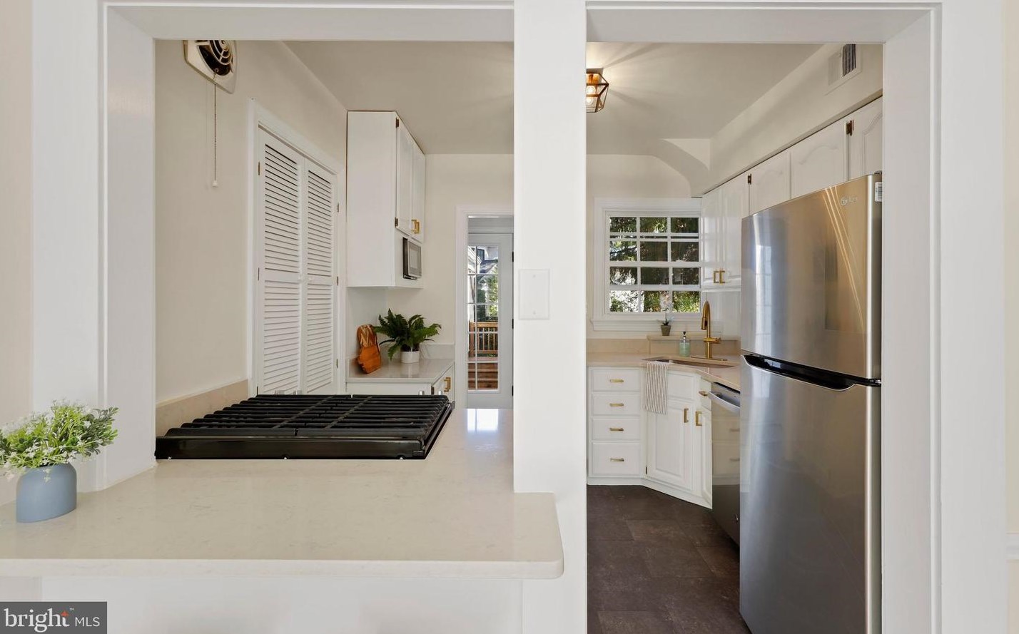5909 Wilson Ln, Bethesda MD  20817-3854 exterior