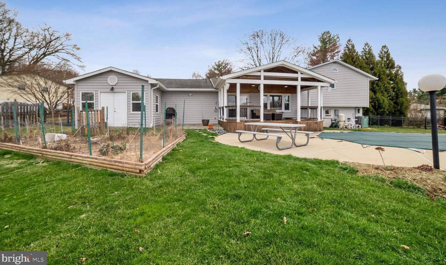 8704 Woodfield Ct, Gaithersburg MD  20882-3710 exterior