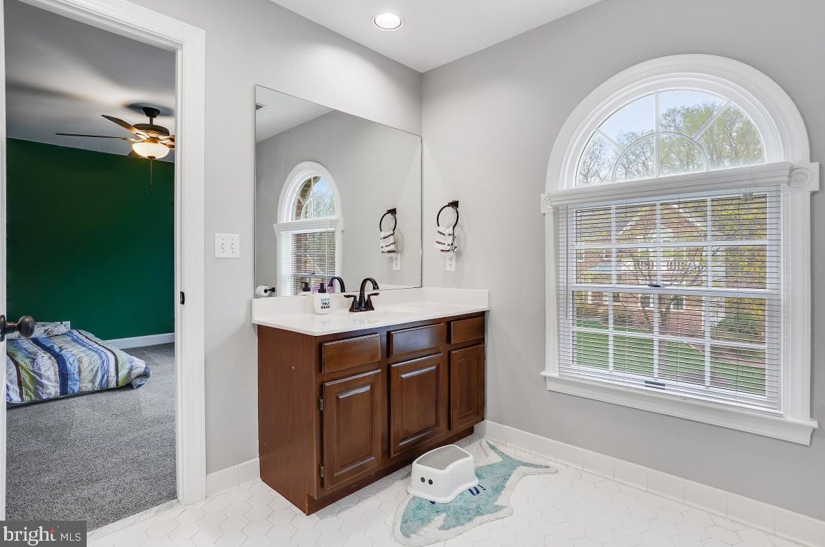 15321 Chinaberry St, Gaithersburg MD  20878-4704 exterior