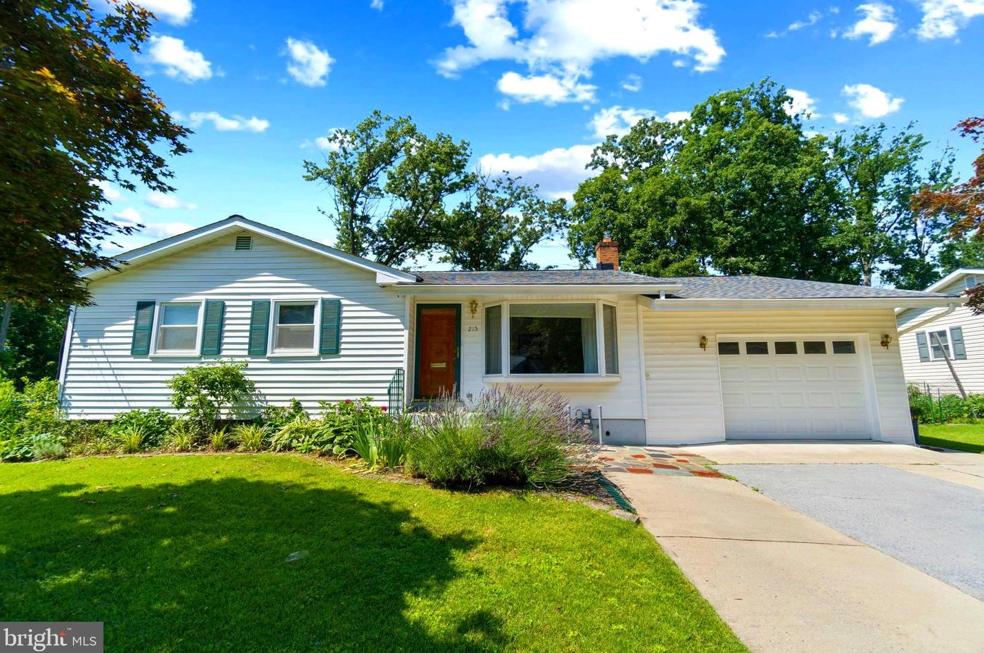 215 Hutton St, Gaithersburg MD  20877-2055 exterior