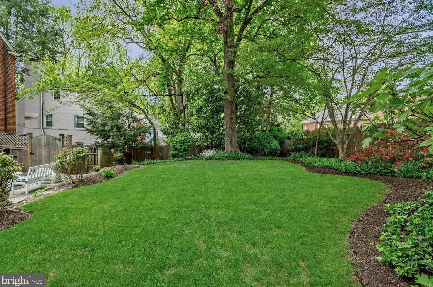 5103 Duvall Dr, Bethesda MD 20816-1871 exterior