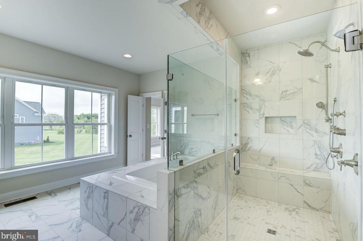 6820 Maple Knoll Dr, Gaithersburg MD  20882 exterior