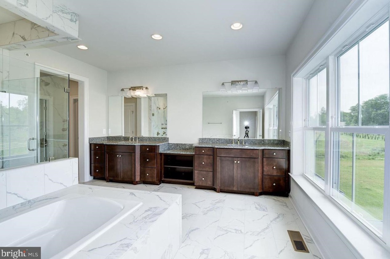 6820 Maple Knoll Dr, Gaithersburg MD  20882 exterior