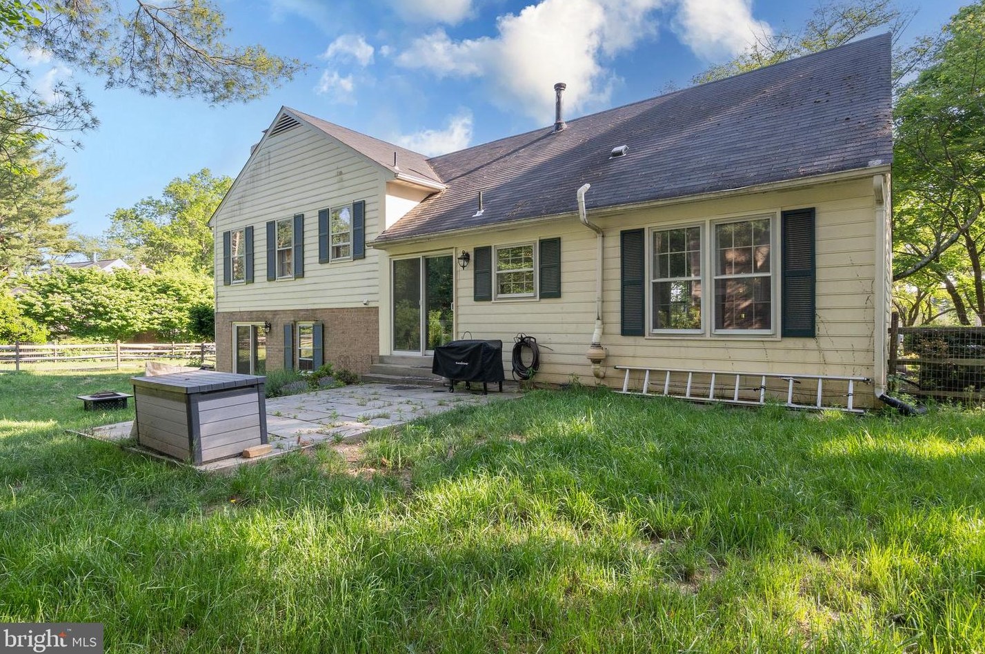 20505 Highland Hall Dr, Gaithersburg MD  20886-4047 exterior