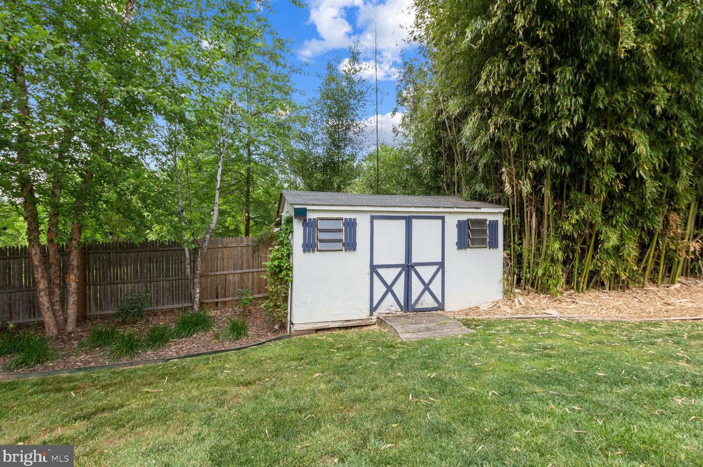 21600 Glendalough Rd, Gaithersburg MD 20882-4864 exterior