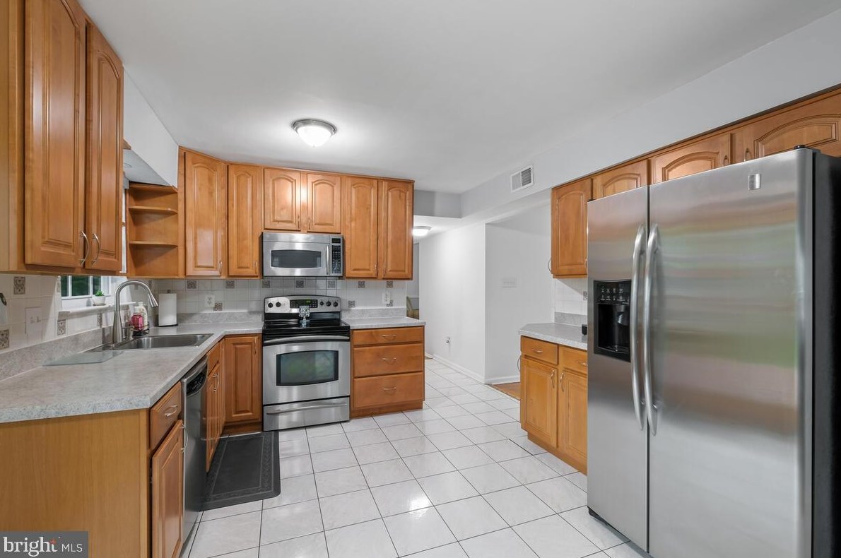 8404 Tea Rose Dr, Gaithersburg MD  20879-4651 exterior