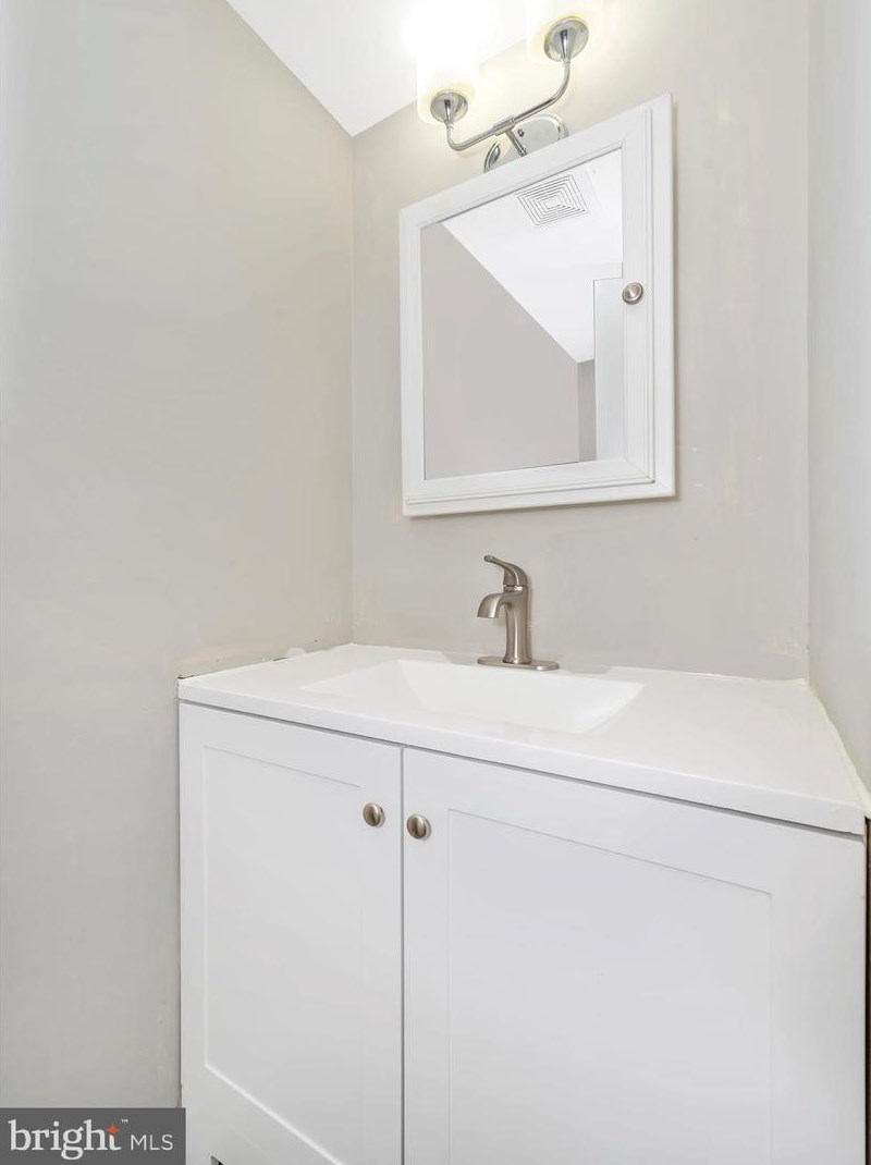 18601 Nuthatcher Ln, Gaithersburg MD  20879-1707 exterior