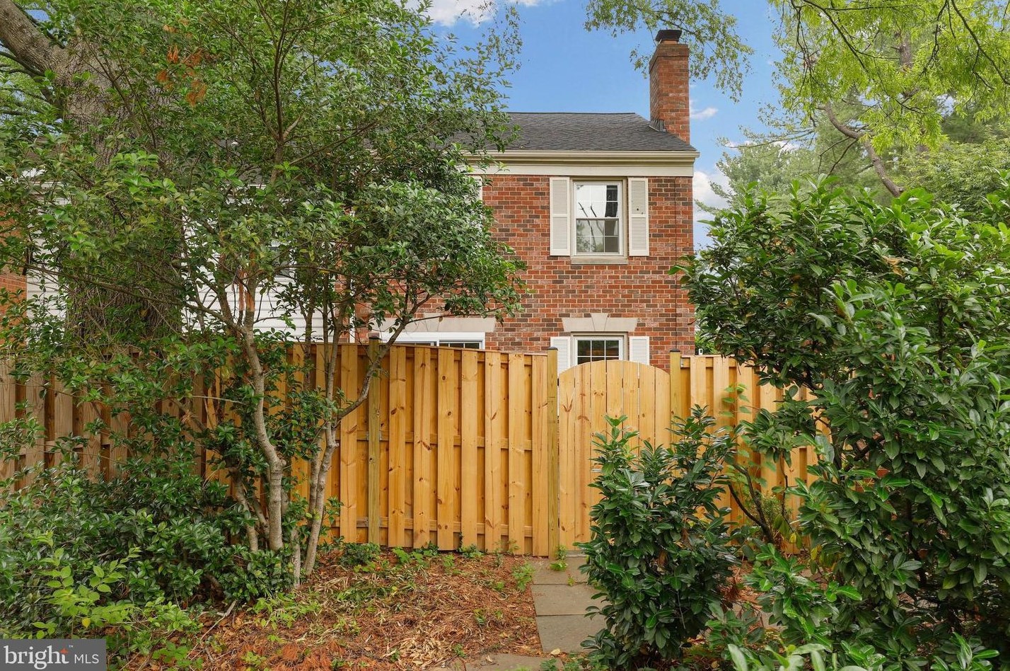 55 Longmeadow Dr, Gaithersburg MD  20878-1997 exterior