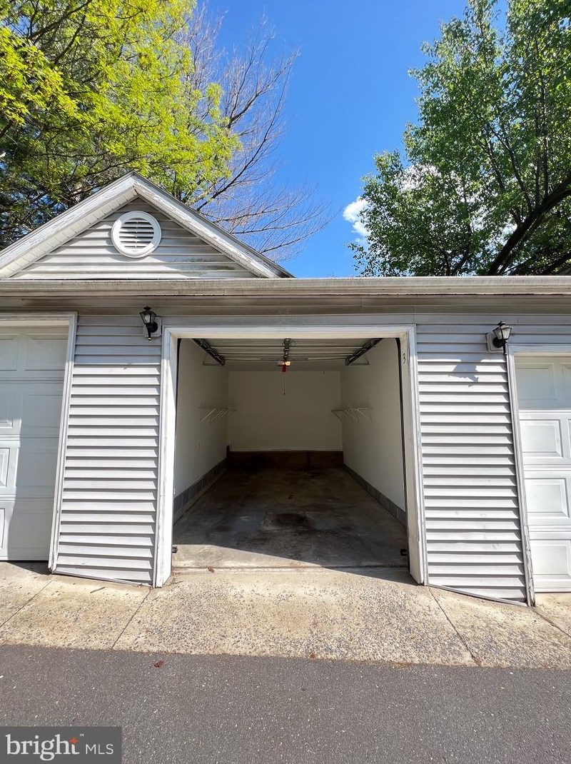 18300 Streamside Dr, Gaithersburg MD  20879-5211 exterior