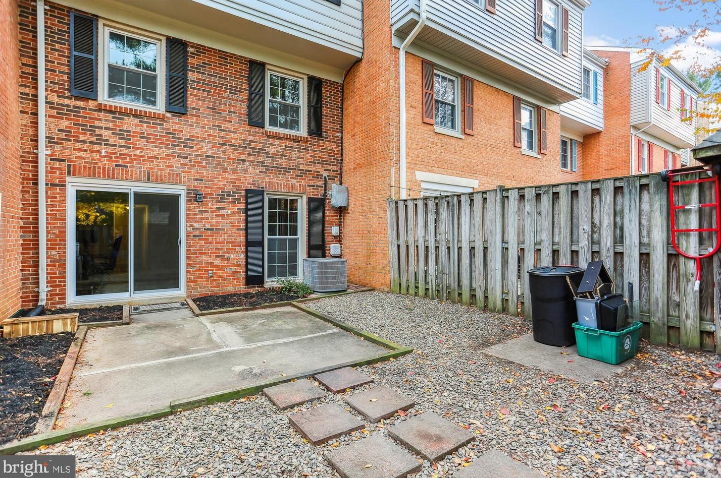 18 Fenceline Dr, Gaithersburg MD  20878-1993 exterior