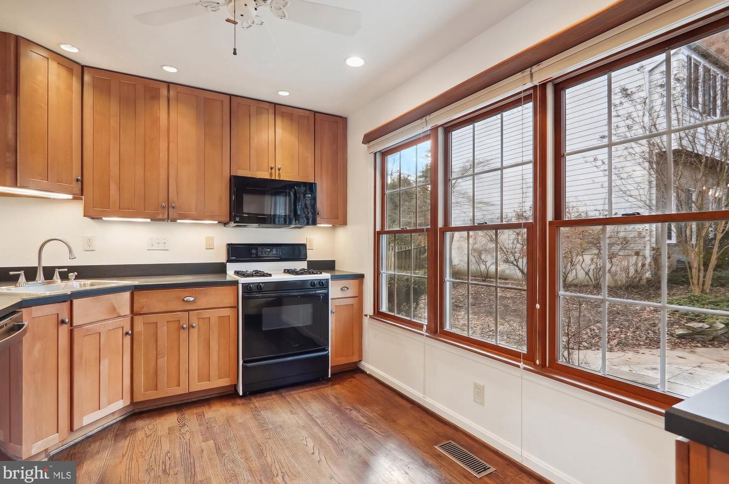 552 Monet Dr, Rockville MD 20850-3022 exterior