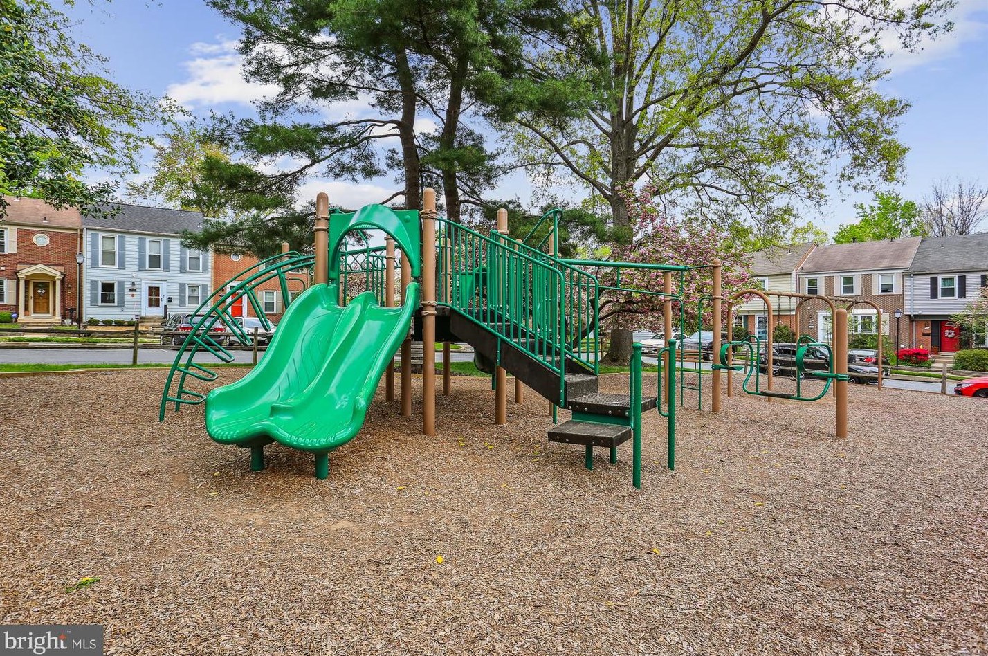 552 Monet Dr, Rockville MD 20850-3022 exterior