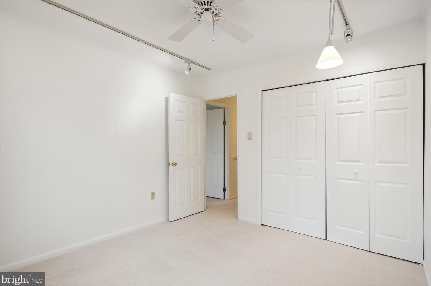 552 Monet Dr, Rockville MD 20850-3022 exterior