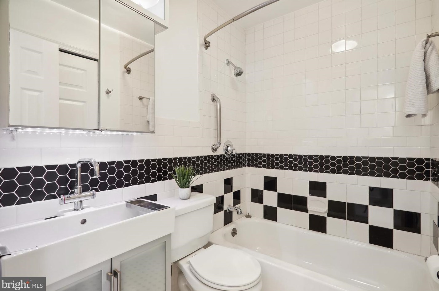 552 Monet Dr, Rockville MD 20850-3022 exterior