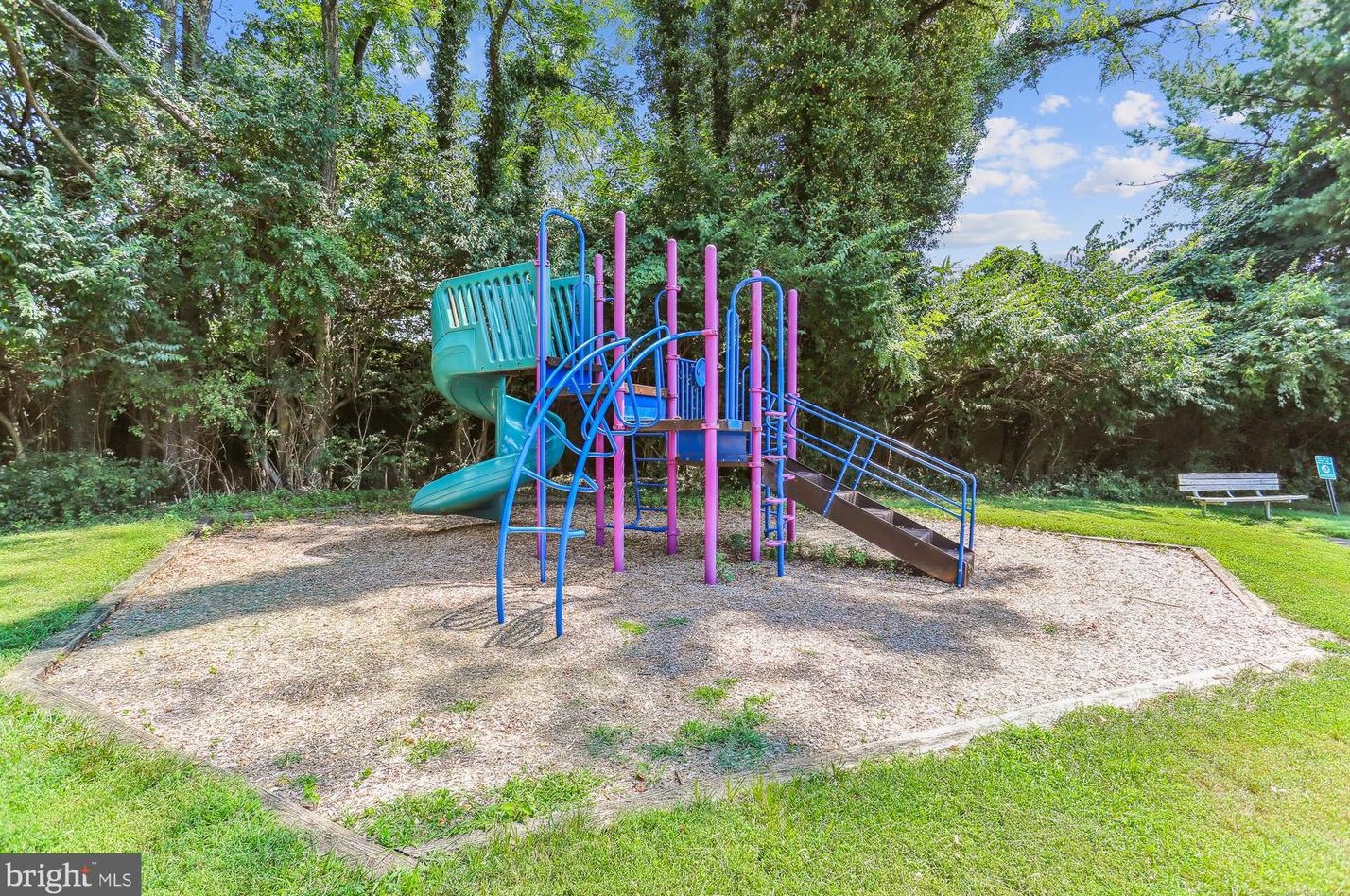 552 Monet Dr, Rockville MD 20850-3022 exterior