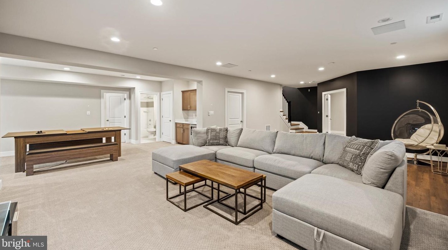 5816 Kingswood Rd, Bethesda MD 20814-1822 exterior