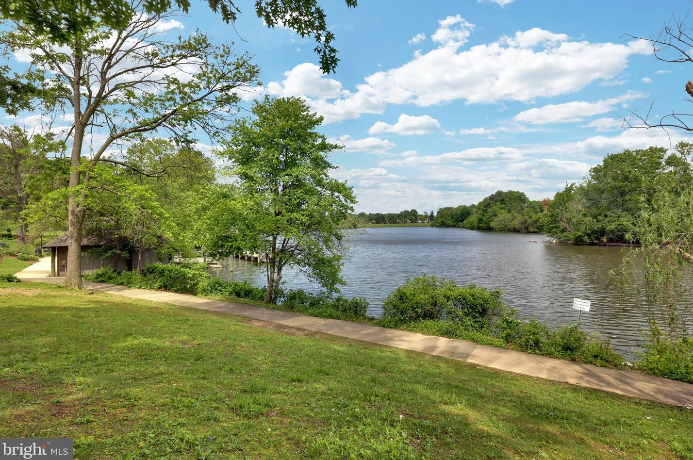 9838 Islandside Dr, Gaithersburg MD 20886-4210 exterior