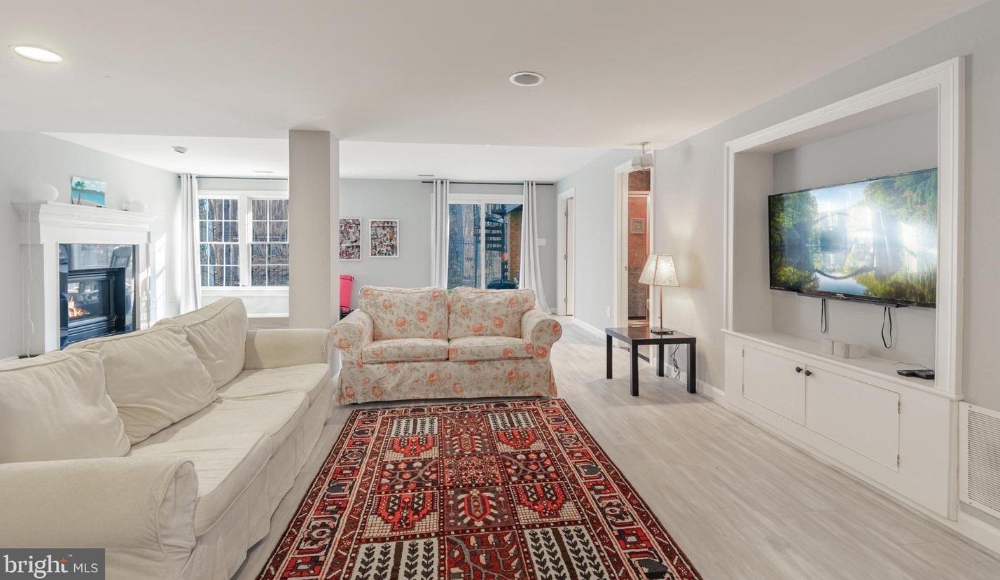 8800 Deer Hollow Ln, Rockville MD 20854-5440 exterior