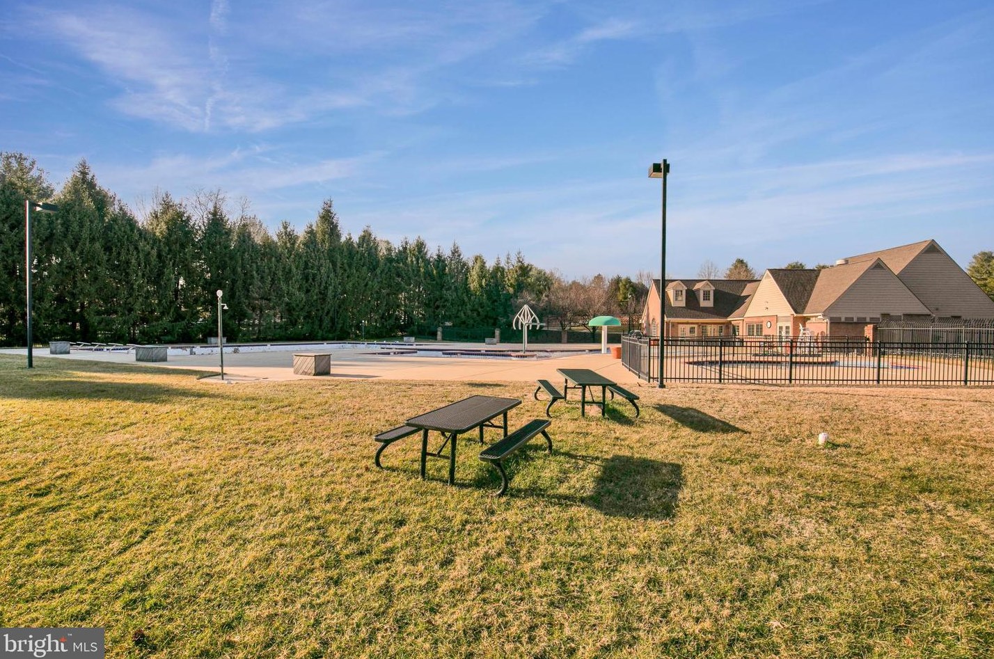 8800 Deer Hollow Ln, Rockville MD 20854-5440 exterior