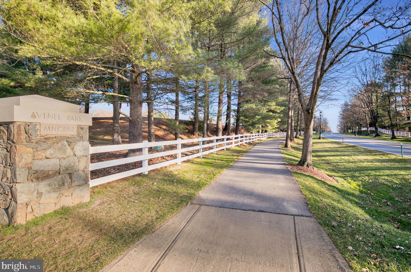 8800 Deer Hollow Ln, Rockville MD 20854-5440 exterior