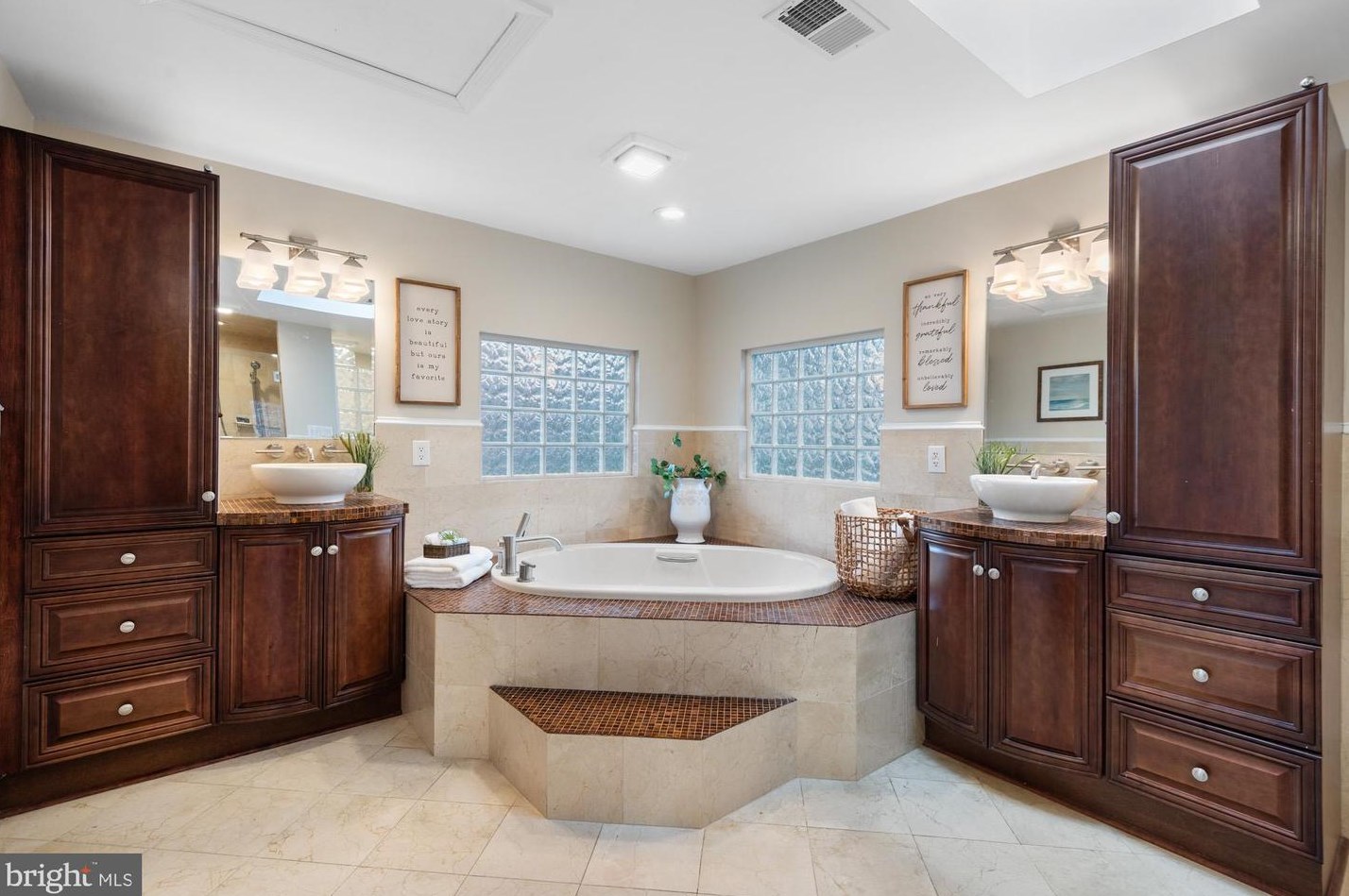 12612 Falconbridge Dr, Gaithersburg MD  20878-3411 exterior