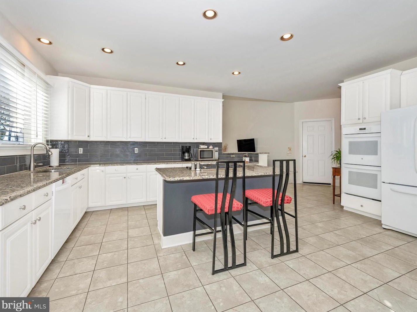 7502 Sawgrass Ter, Gaithersburg MD  20886-4596 exterior