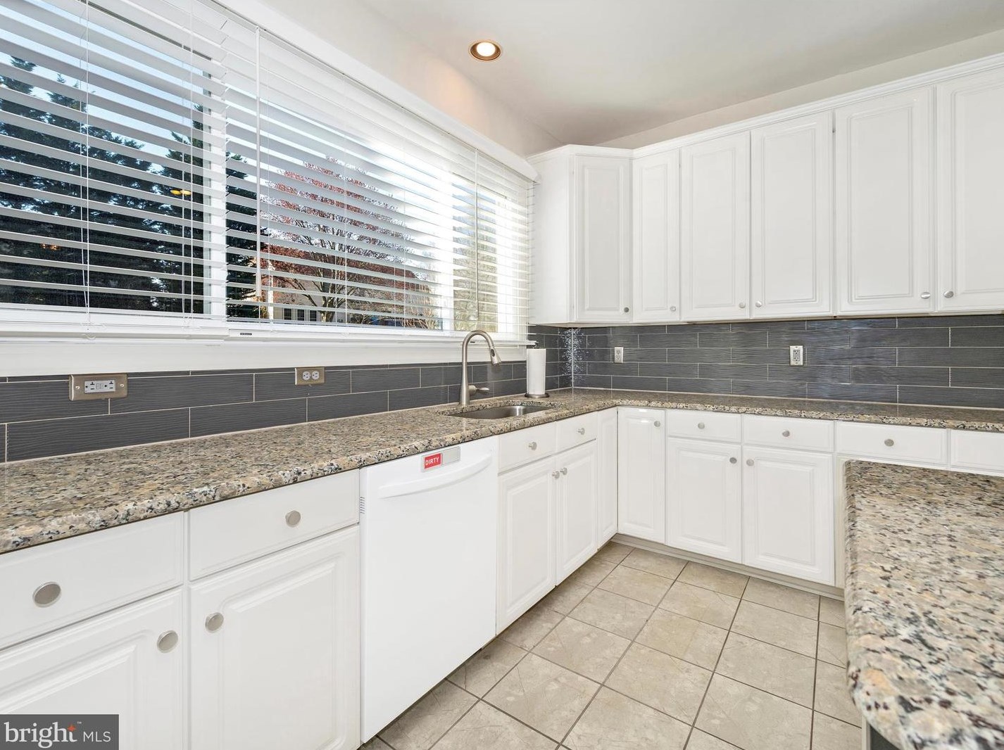 7502 Sawgrass Ter, Gaithersburg MD  20886-4596 exterior