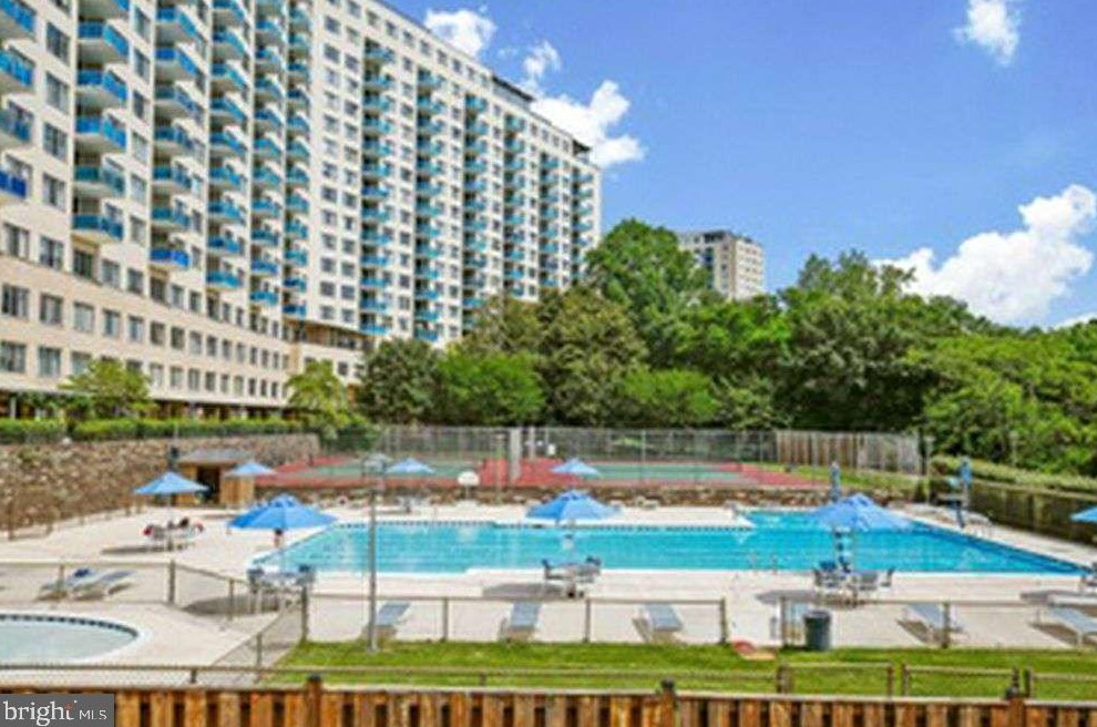 10401 Grosvenor Pl, Rockville MD  20852-4646 exterior