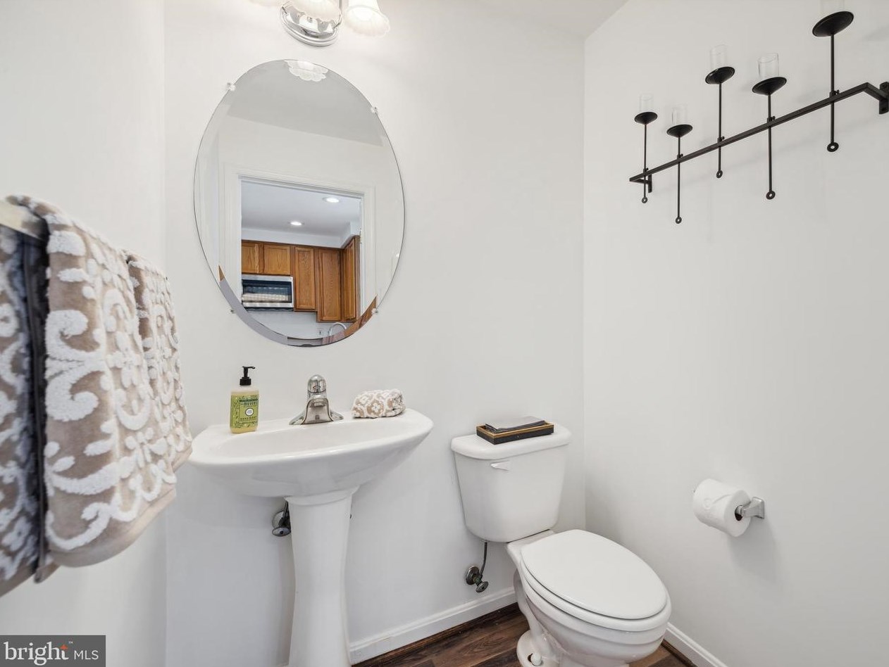 216 Fallsgrove Blvd, Rockville MD 20850-4711 exterior