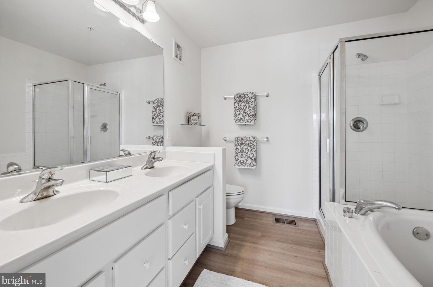 216 Fallsgrove Blvd, Rockville MD 20850-4711 exterior