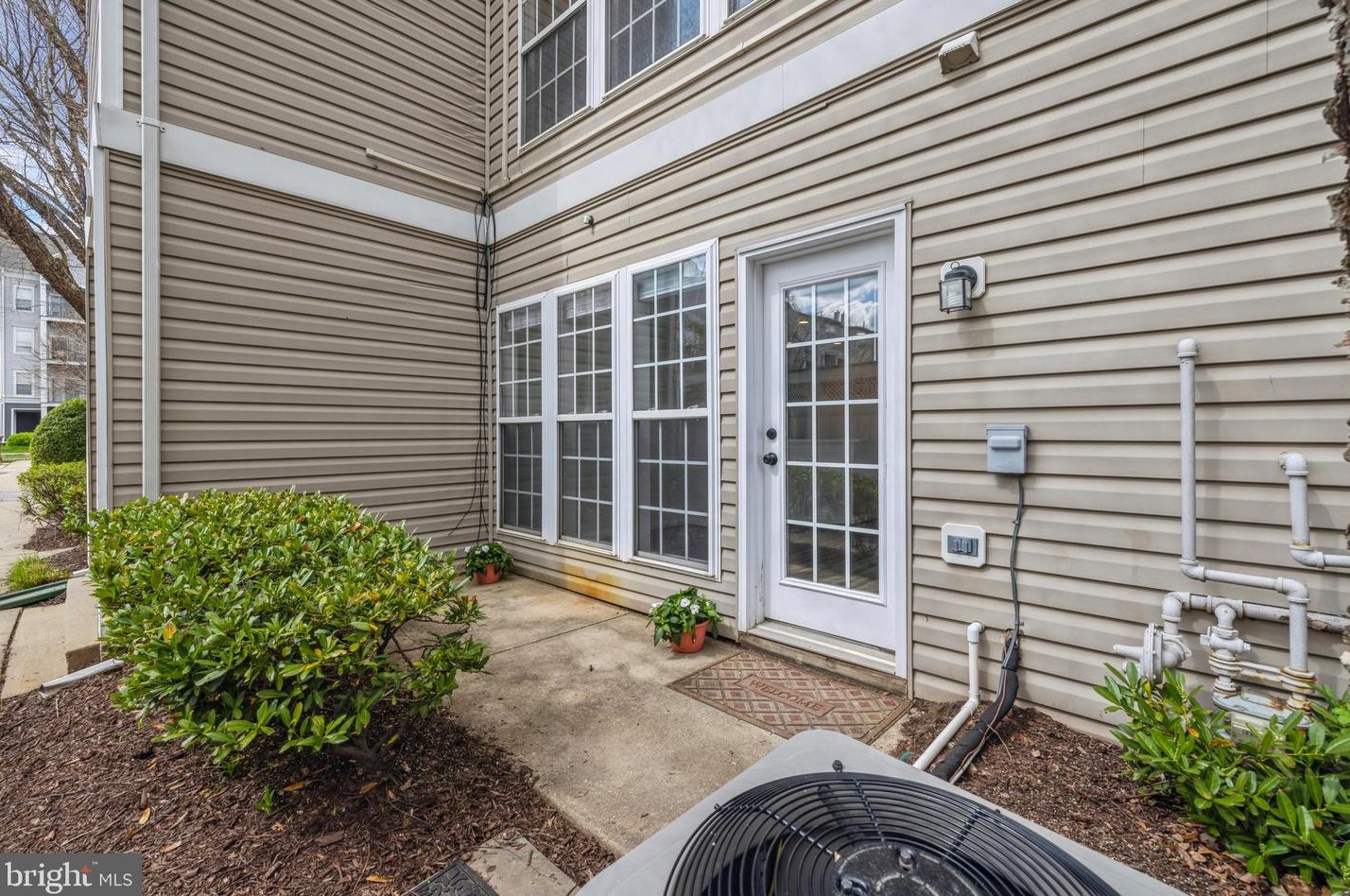 216 Fallsgrove Blvd, Rockville MD 20850-4711 exterior