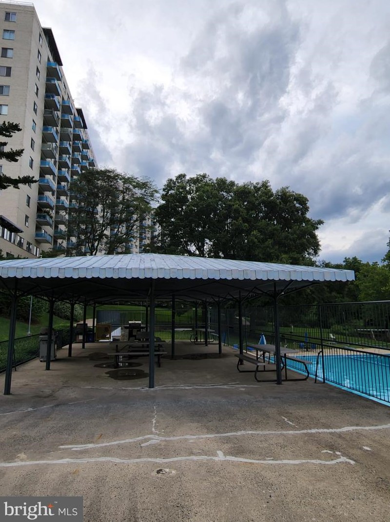 10201 Grosvenor Pl, Rockville MD  20852-4600 exterior