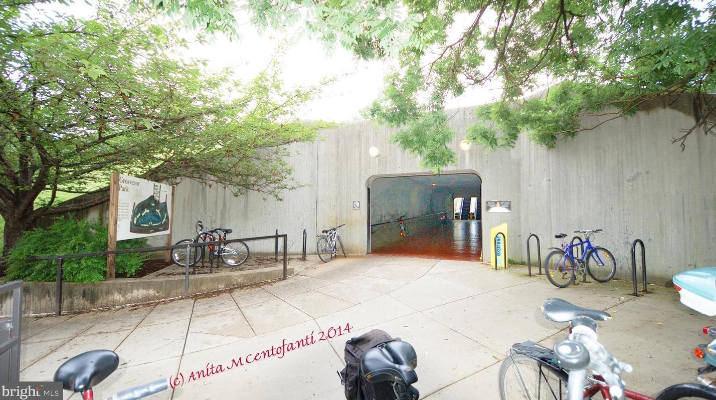 10201 Grosvenor Pl, Rockville MD  20852-4600 exterior