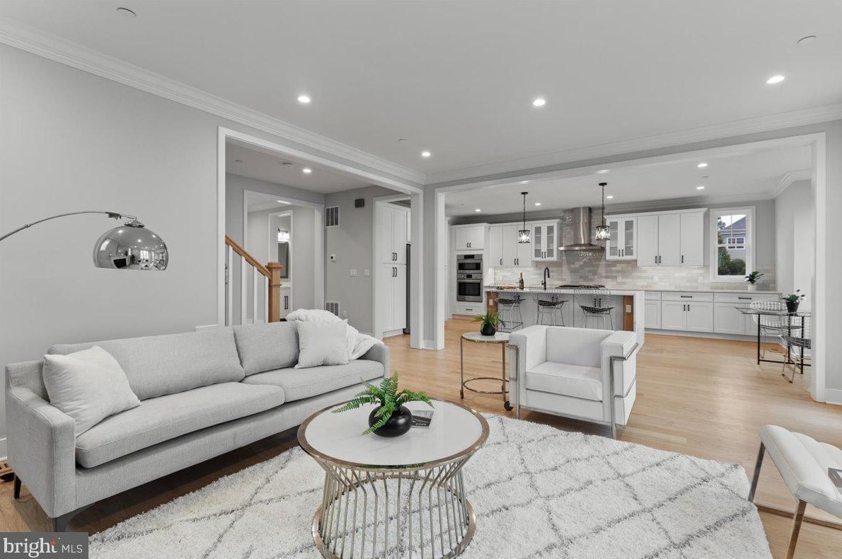 10008 Fleming Ave, Bethesda MD  20814-2118 exterior